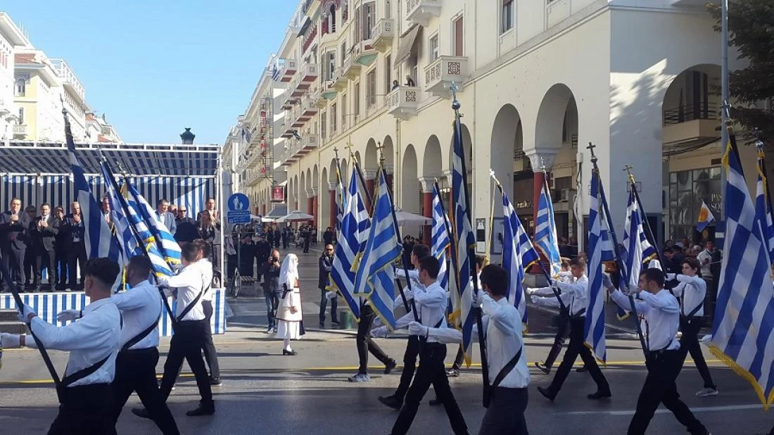 Καταγγελία από μαθητές στην Θεσσαλονίκη: «Μας πλησίασαν Στρατιώτες στην παρέλαση και μας ζήτησαν να φωνάξουμε για την ΜΑΚΕΔΟΝΙΑ, γιατί δεν τους αφήνουν» (βίντεο)